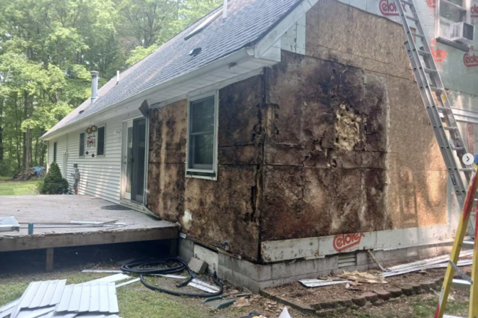 Cracking Under Pressure: Recognizing the Early Warning Signs of Failing Siding