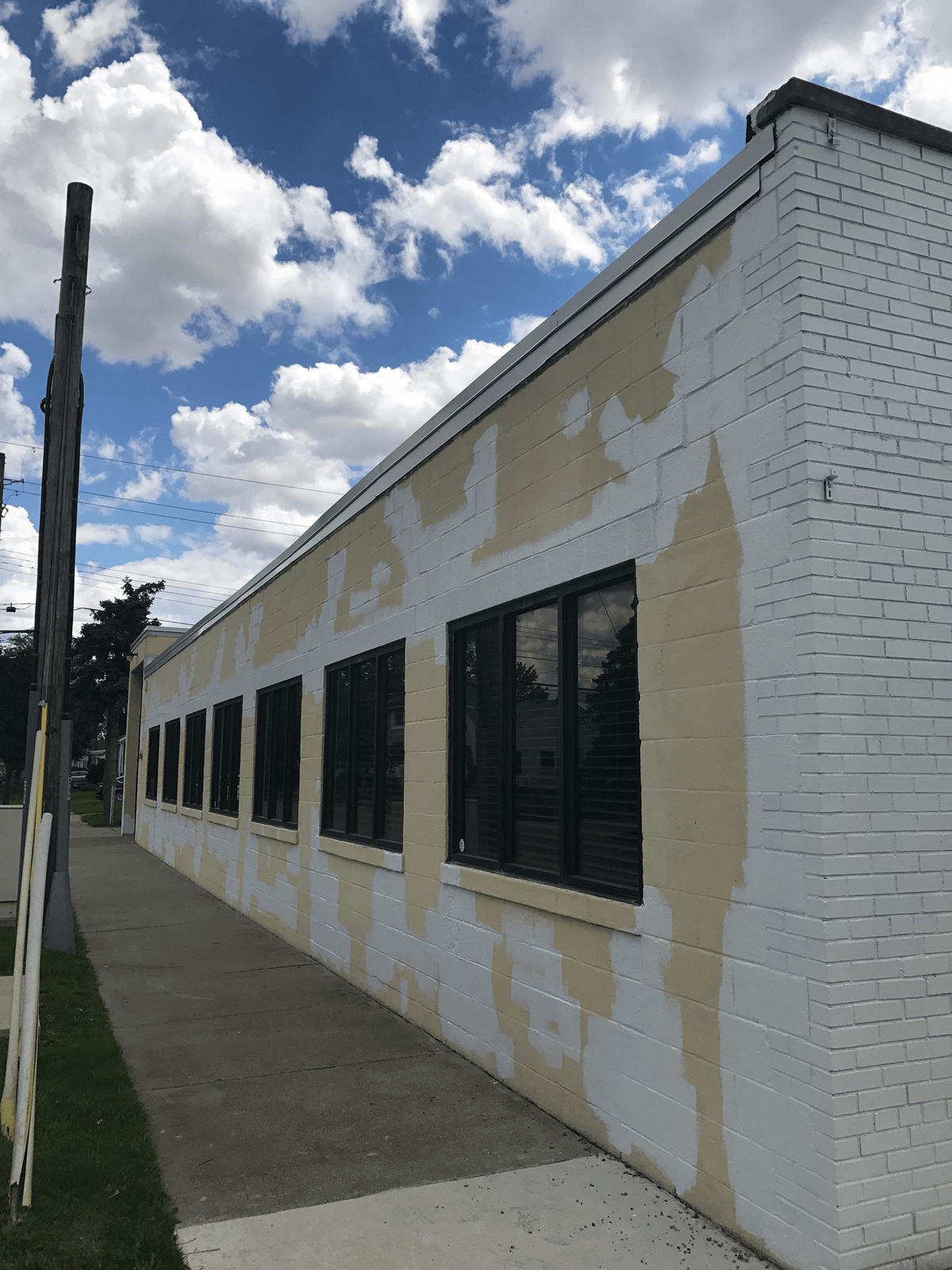 A building with white paint on the side of it.