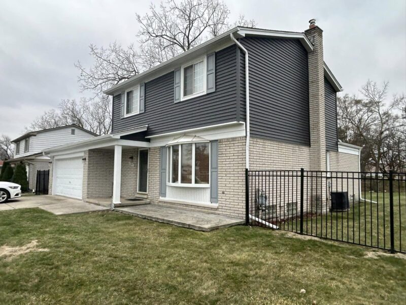 3G Home Exteriors team completing siding installation in Hazel Park MI