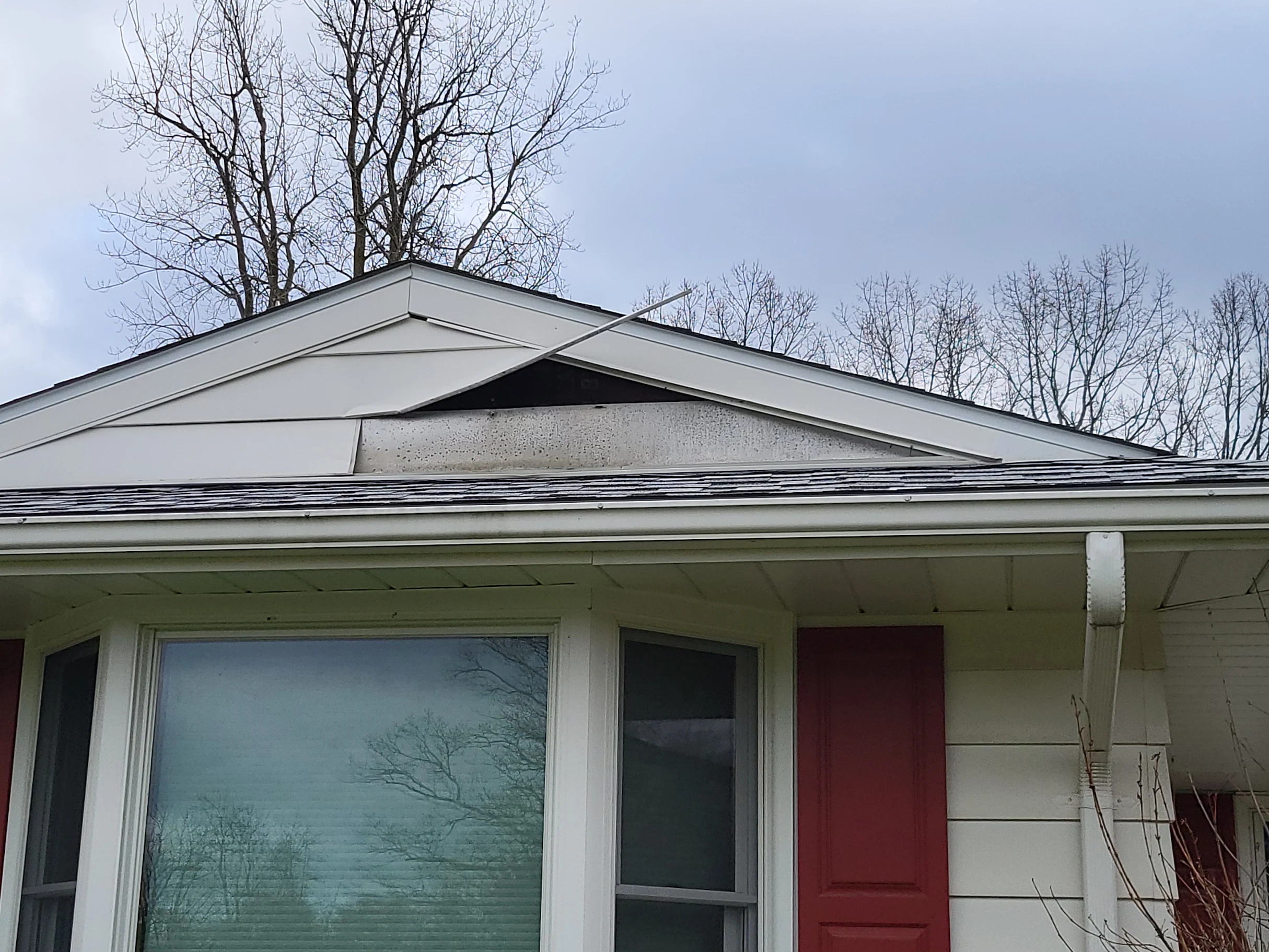 Aluminium siding repair on a home in Fraser, Michigan